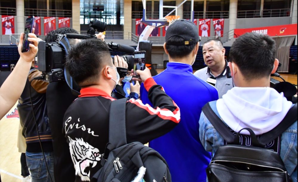 开云体育app-深圳男篮训练开放日，集结日防线松动引欢呼，法甲在即，心理建设被强调-开云体育app